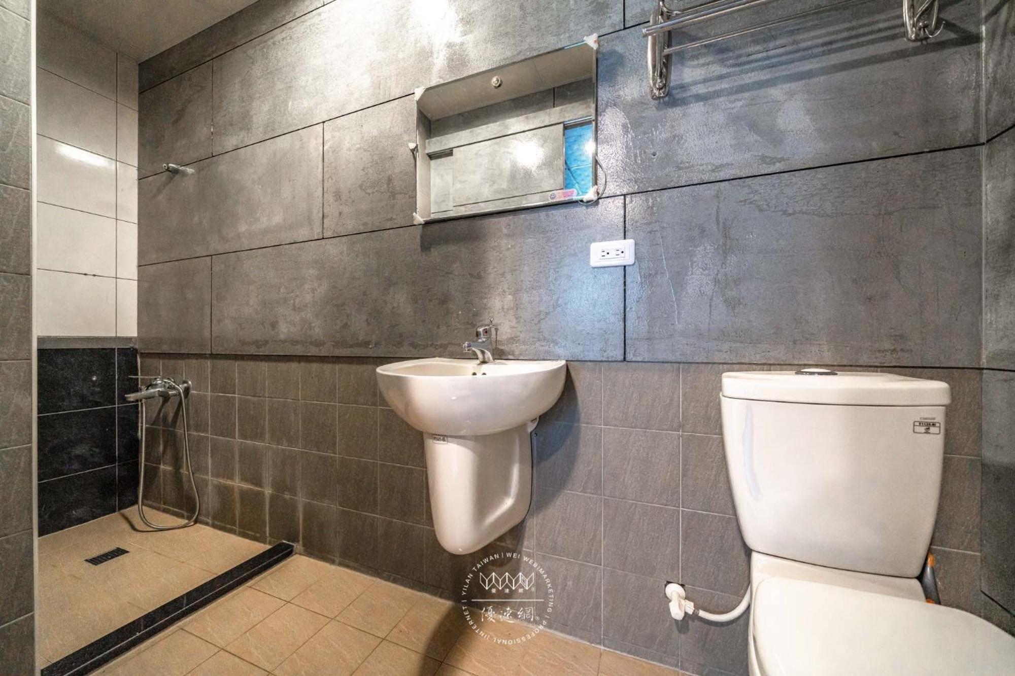 羅東夜市 工業loft旅宿 Loft House Лодун Экстерьер фото